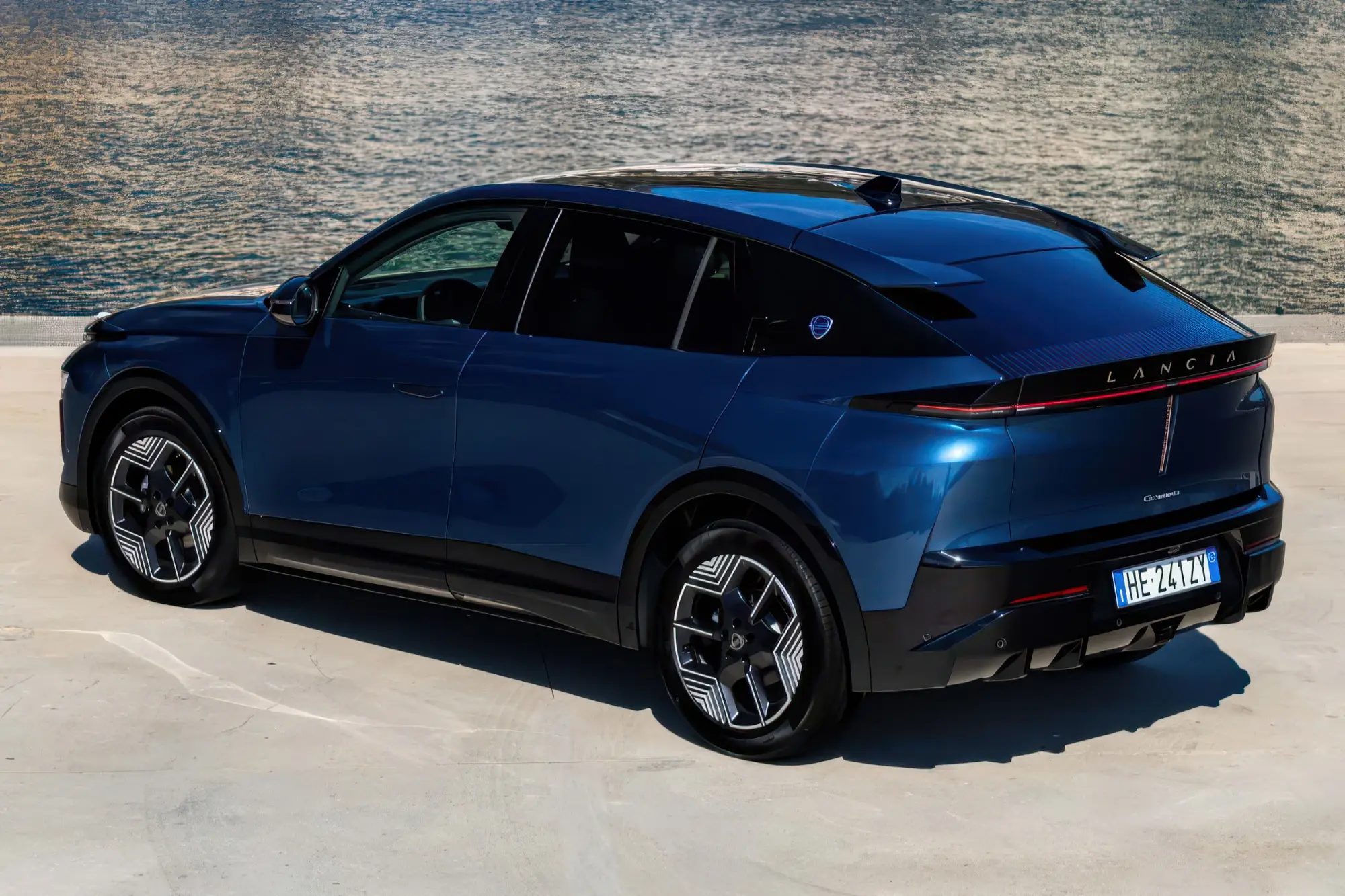 Возрожденный купе-кроссовер LANCIA GAMMA: платформа STLA Medium, двухмоторная топ-версия HF Integrale и цены в Италии