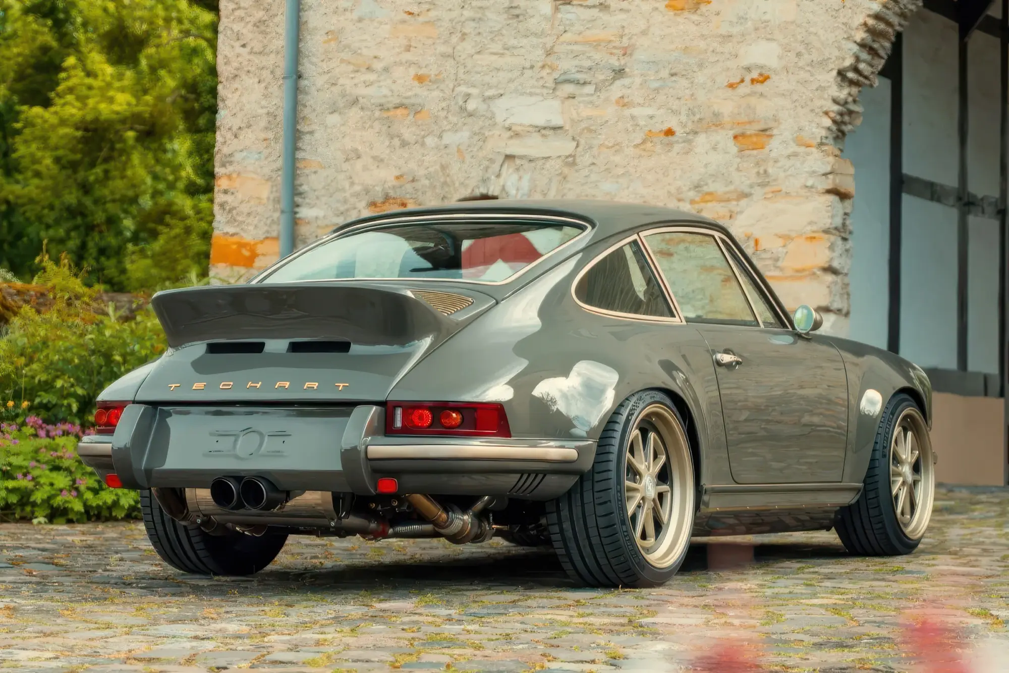 Купе TECHART GTCLASSIC на базе PORSCHE 911 серии 964: атмосферный оппозитник 3.8 мощностью 380 сил, классический стайлинг и тираж 11 штук