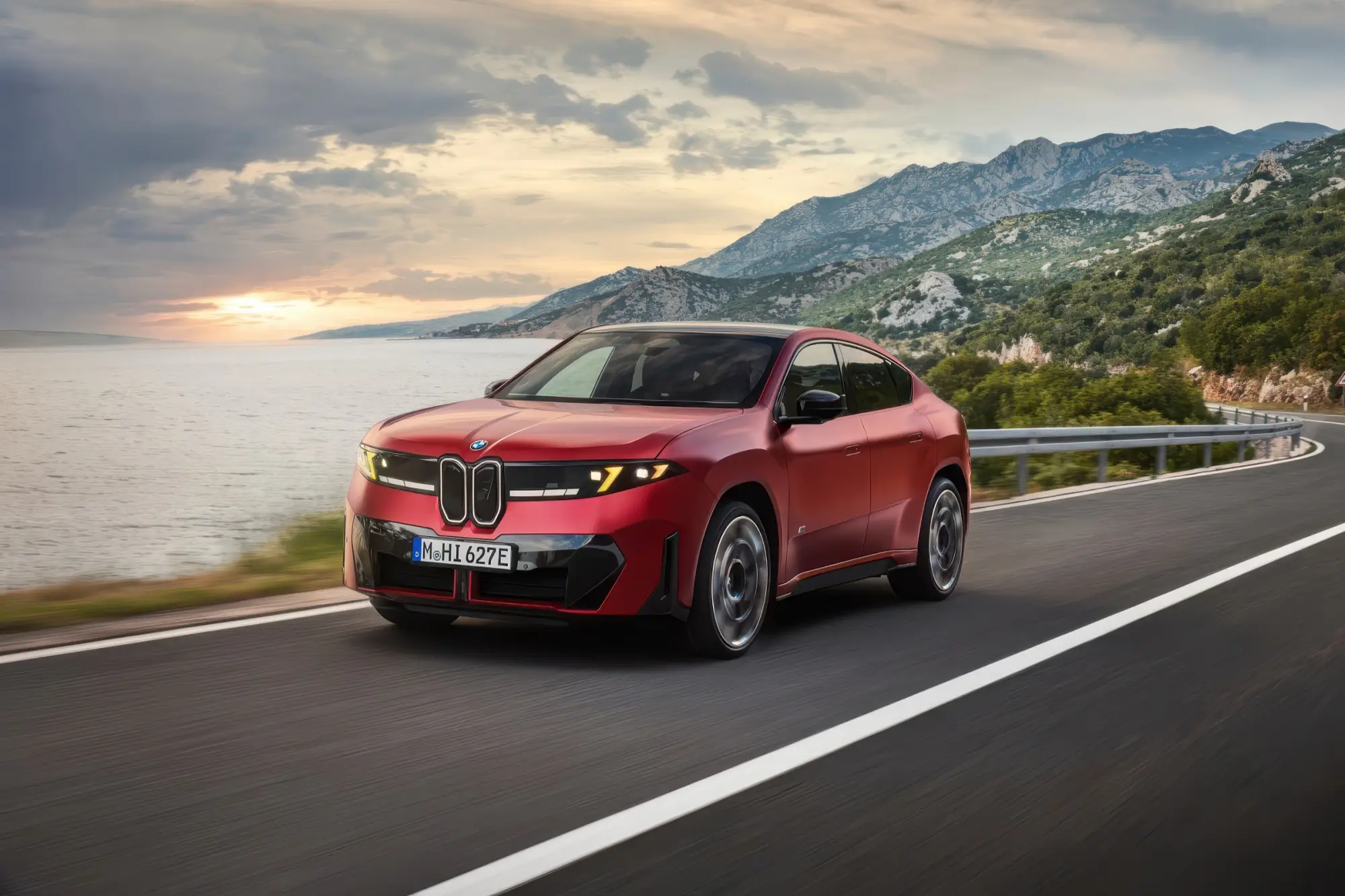 Купеобразный кроссовер BMW IX4 на платформе Neue Klasse: скошенная корма, мощность до 612 сил и флагманский BMW IX3 M60