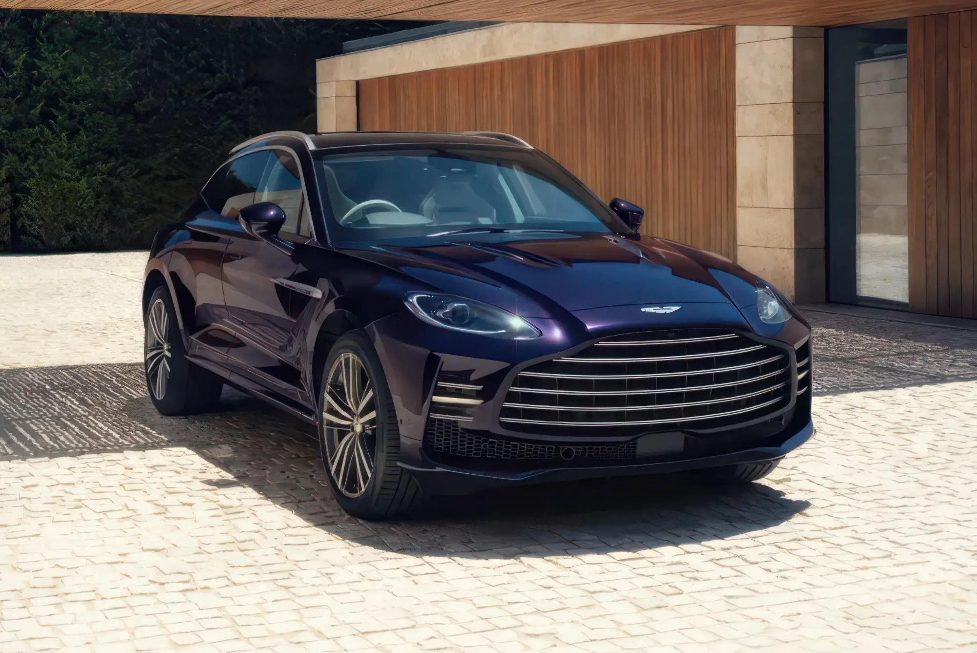Кроссовер ASTON MARTIN DBX GT: битурбомотор V8 4.0 мощностью 727 сил, комфортная калибровка подвески eARC и акцент на роскошь