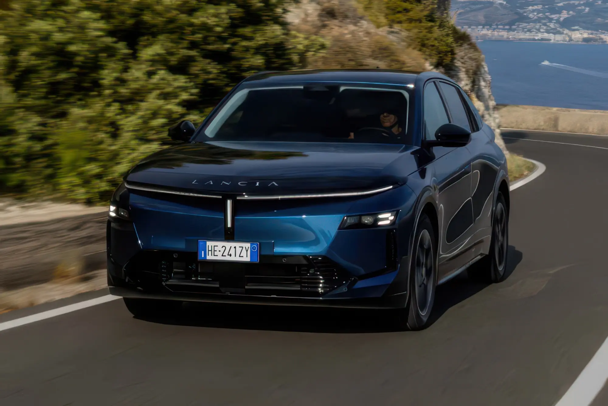 Возрожденный купе-кроссовер LANCIA GAMMA: платформа STLA Medium, двухмоторная топ-версия HF Integrale и цены в Италии