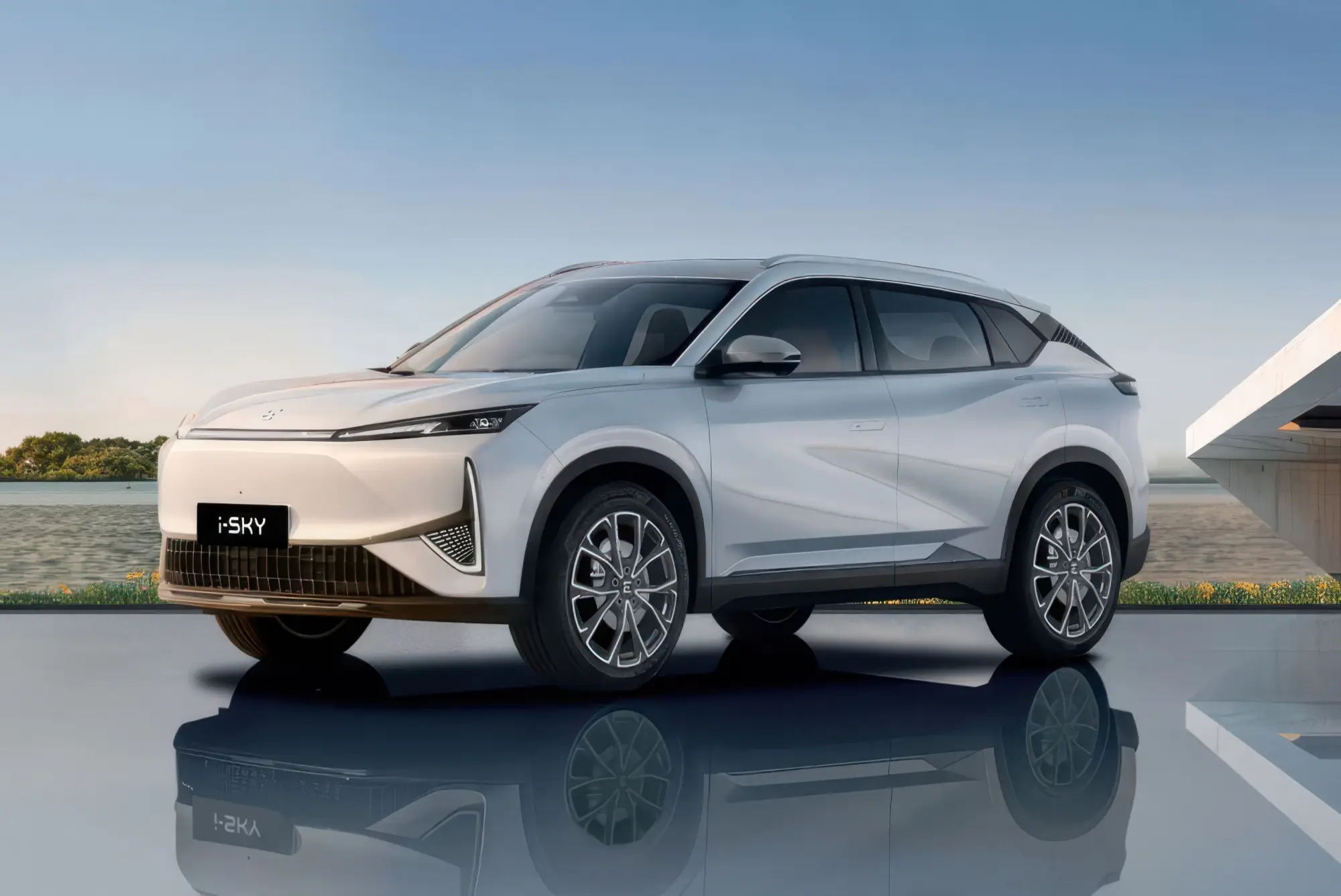 Электрический кроссовер EVOLUTE I-SKY второго поколения: донорский DONGFENG MAGE EV, производство в Липецке и официальная стоимость