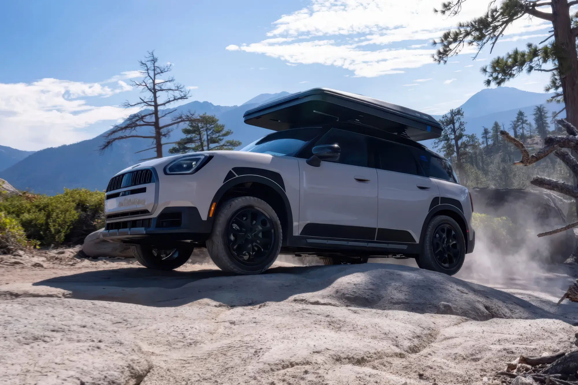 Кроссовер MINI COUNTRYMAN UNTAMED EDITION: лифт подвески до 19 мм, шины Pirelli Scorpion All-Terrain Plus и палатка Autohome