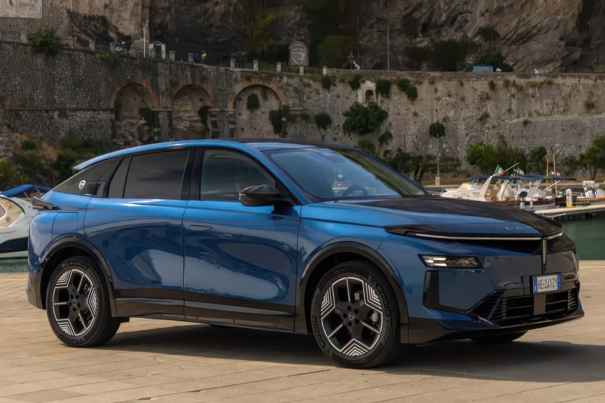 Возрожденный купе-кроссовер LANCIA GAMMA: платформа STLA Medium, двухмоторная топ-версия HF Integrale и цены в Италии