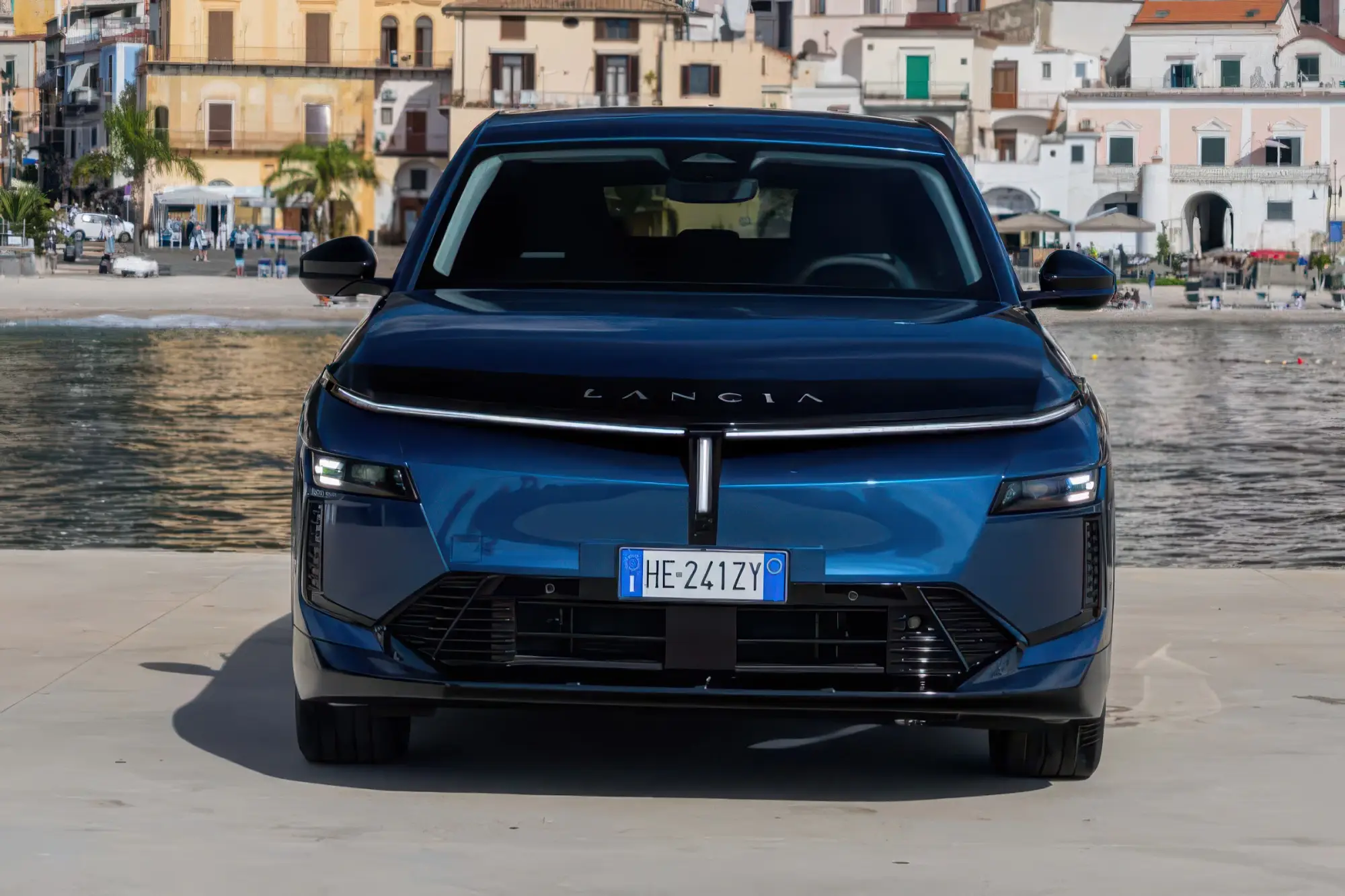 Возрожденный купе-кроссовер LANCIA GAMMA: платформа STLA Medium, двухмоторная топ-версия HF Integrale и цены в Италии