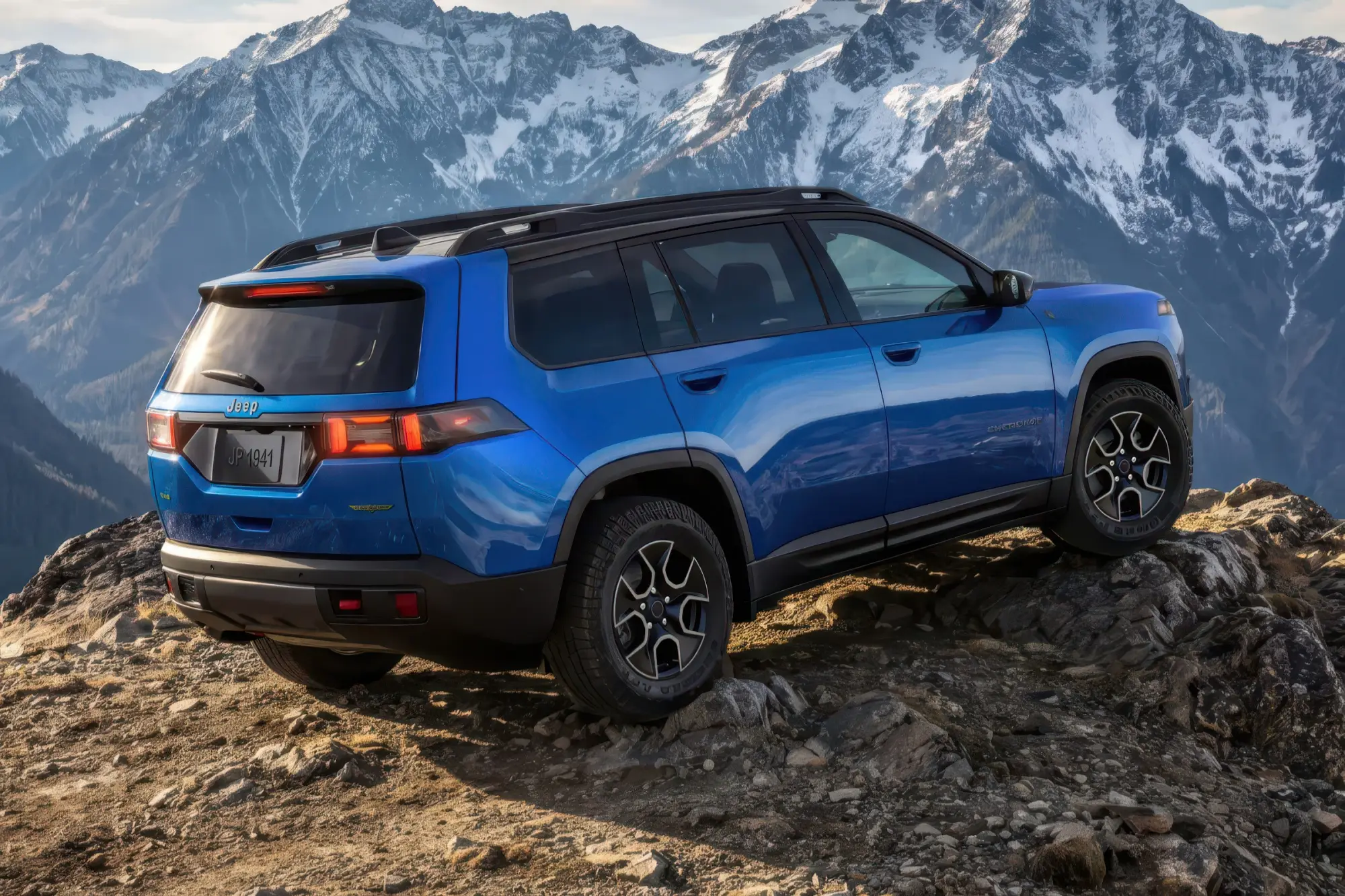 Внедорожник JEEP CHEROKEE TRAILHAWK: клиренс 220 мм, понижающая передача, блокировка заднего дифференциала и буксирные проушины