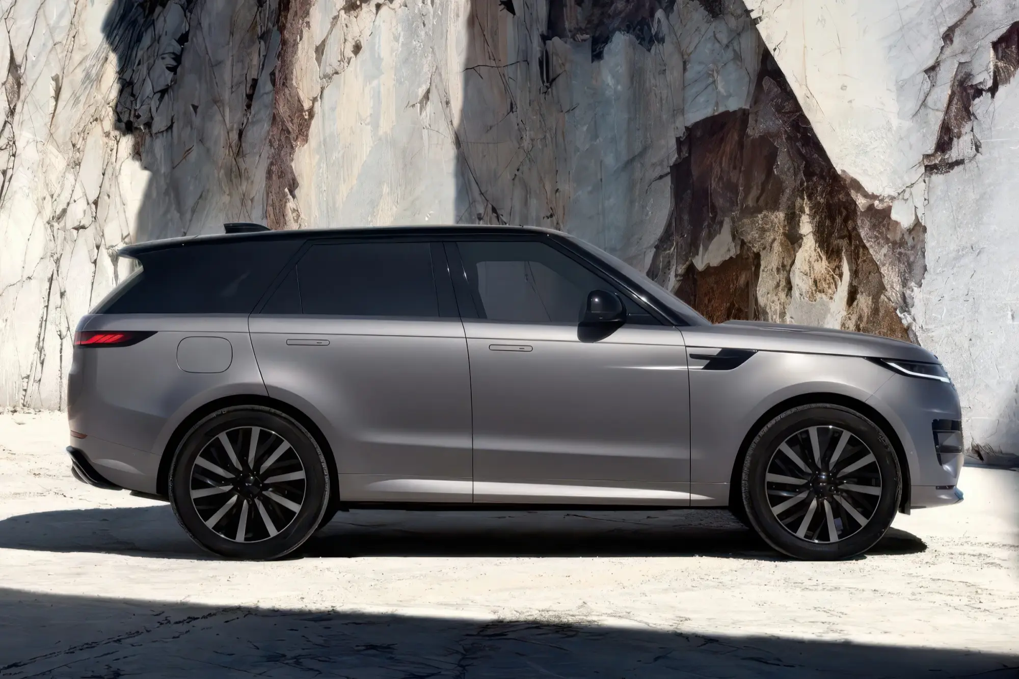 Внедорожник RANGE ROVER SPORT ELECTRIC дебютировал с батареей на 118,5 кВт·ч: платформа MLA-Flex, зарядка за 22 минуты и запас хода до 600 км