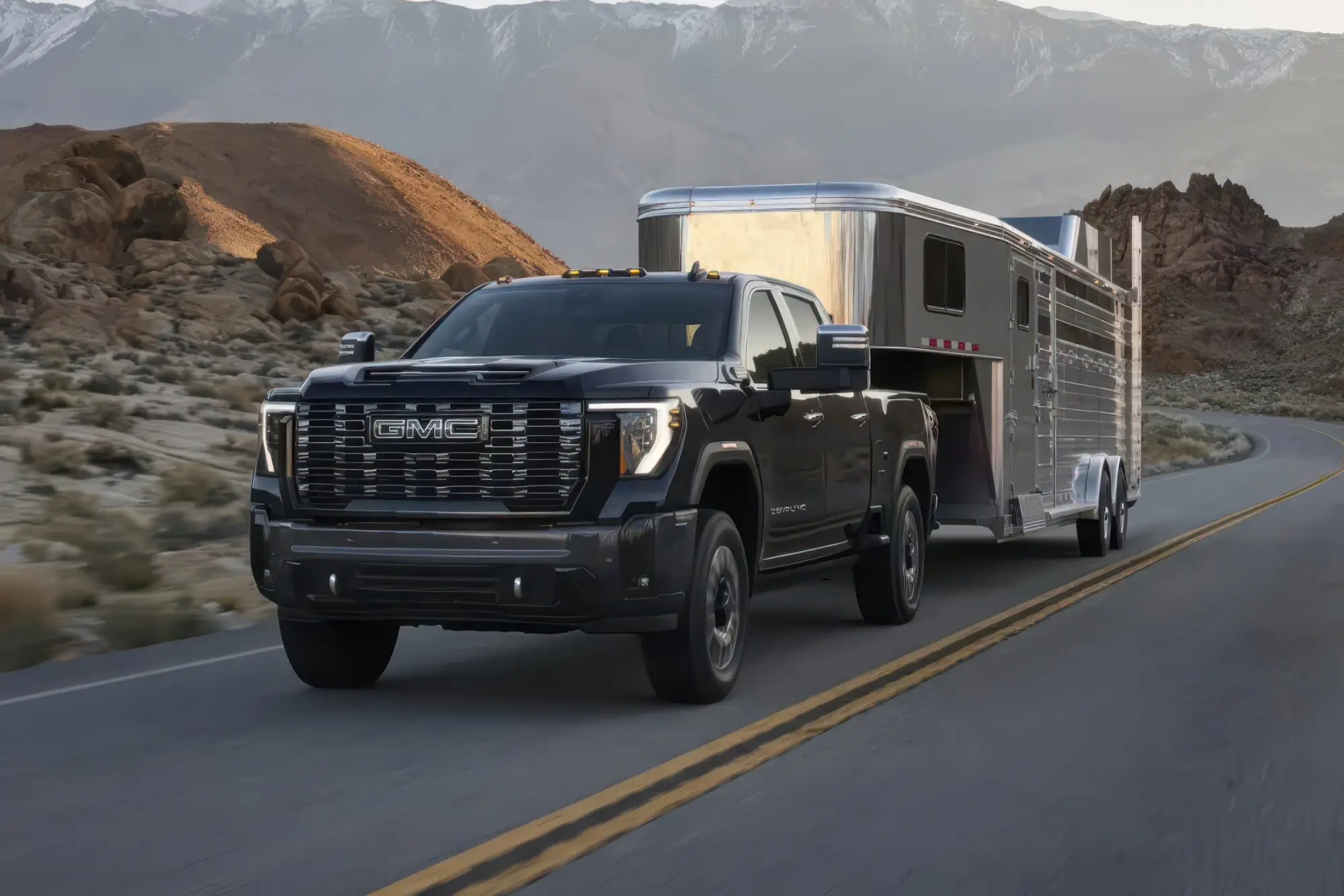 Пикапы CHEVROLET SILVERADO HD и GMC SIERRA HD получили турбодизель V8 8.3 Duramax: мощность 555 сил, реечный электроусилитель и тяга 1668 Нм