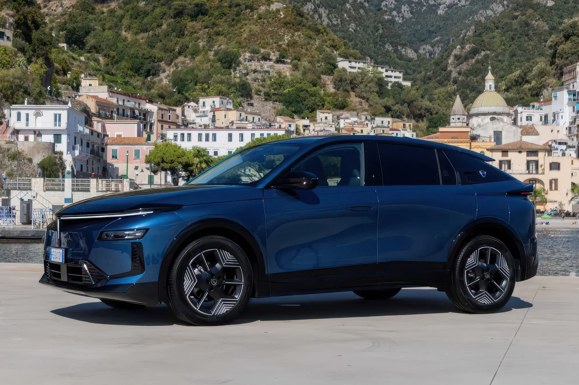 Возрожденный купе-кроссовер LANCIA GAMMA: платформа STLA Medium, двухмоторная топ-версия HF Integrale и цены в Италии