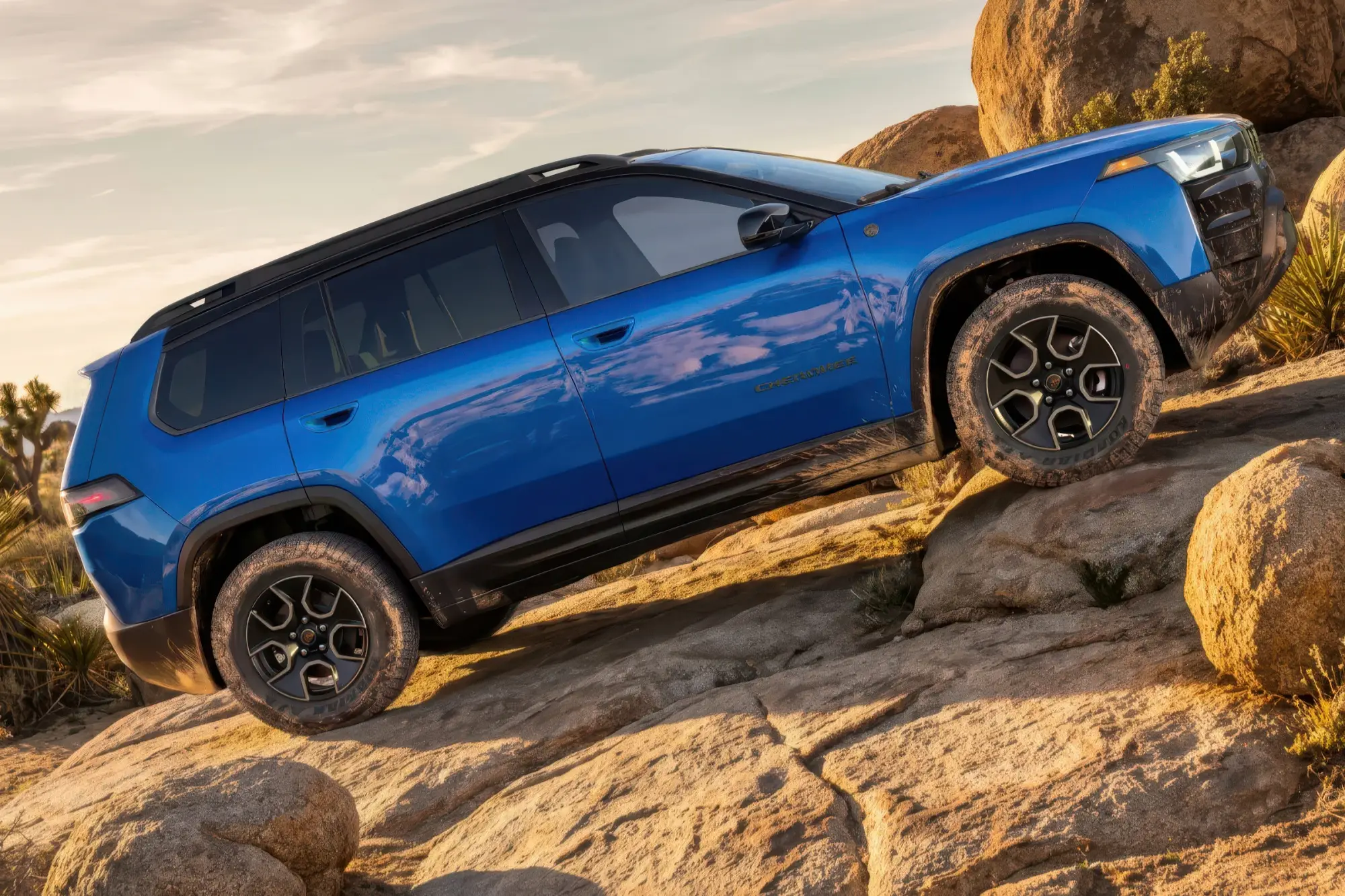 Внедорожник JEEP CHEROKEE TRAILHAWK: клиренс 220 мм, понижающая передача, блокировка заднего дифференциала и буксирные проушины