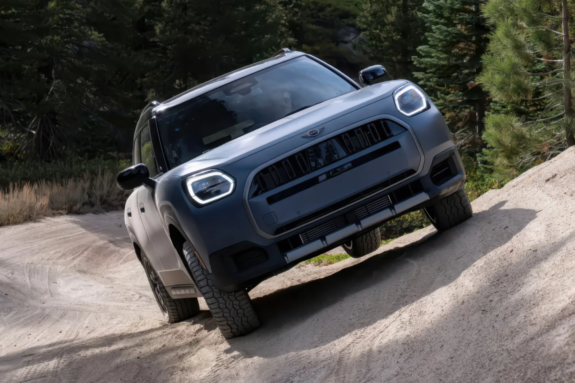 Кроссовер MINI COUNTRYMAN UNTAMED EDITION: лифт подвески до 19 мм, шины Pirelli Scorpion All-Terrain Plus и палатка Autohome