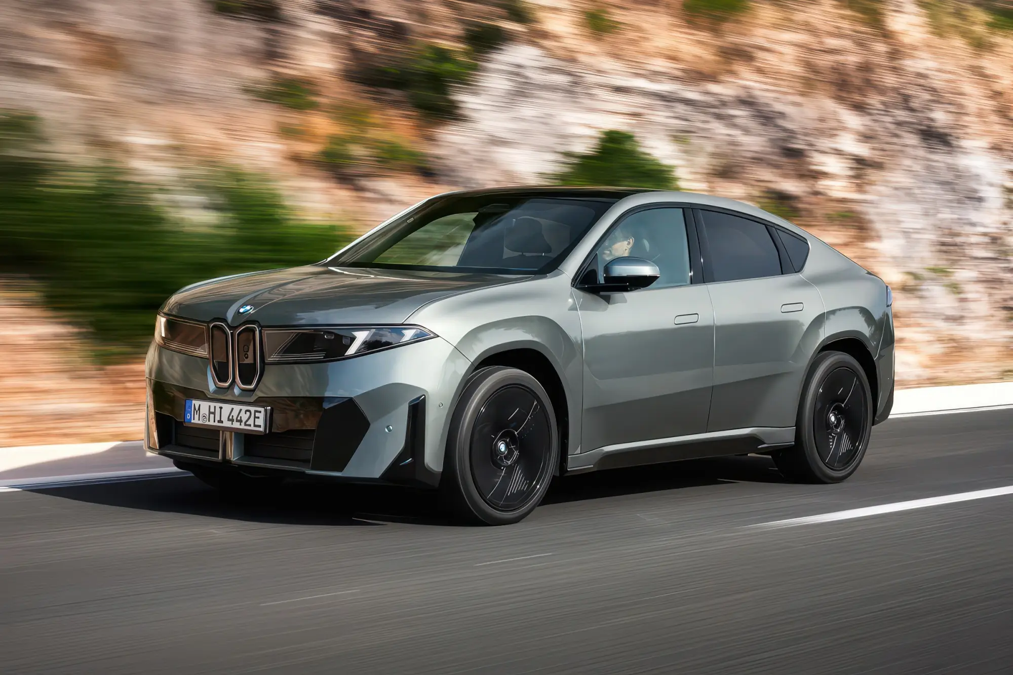 Купеобразный кроссовер BMW IX4 на платформе Neue Klasse: скошенная корма, мощность до 612 сил и флагманский BMW IX3 M60