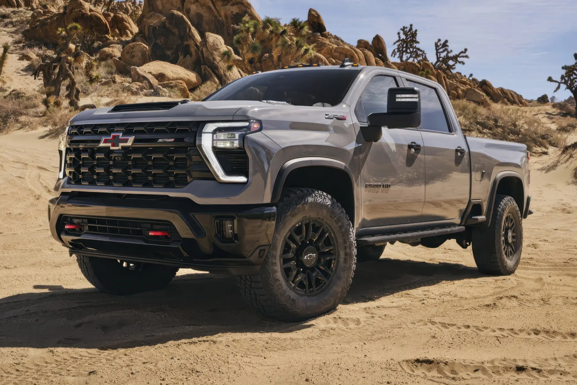 Пикапы CHEVROLET SILVERADO HD и GMC SIERRA HD получили турбодизель V8 8.3 Duramax: мощность 555 сил, реечный электроусилитель и тяга 1668 Нм