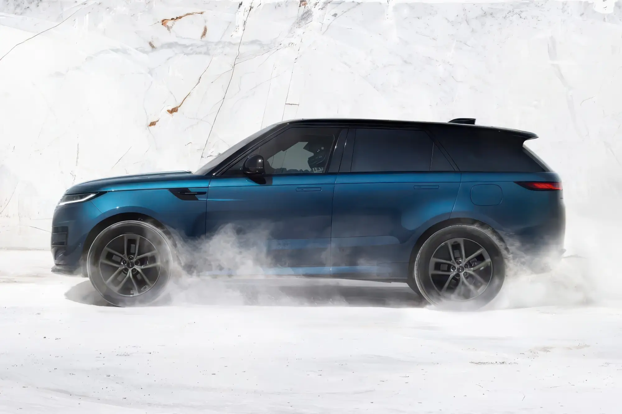 Внедорожник RANGE ROVER SPORT ELECTRIC дебютировал с батареей на 118,5 кВт·ч: платформа MLA-Flex, зарядка за 22 минуты и запас хода до 600 км