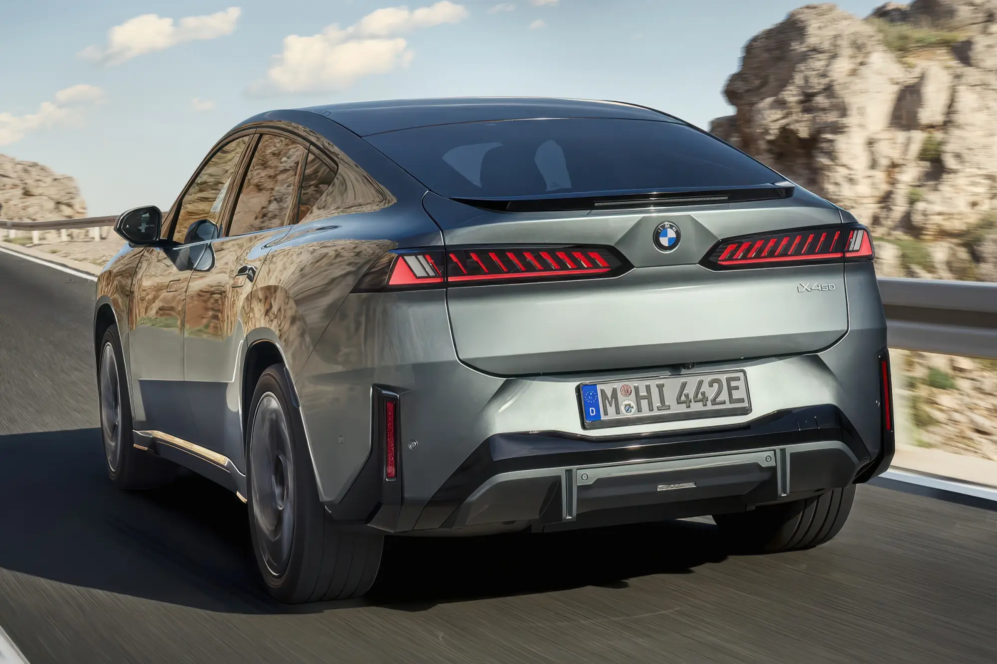Купеобразный кроссовер BMW IX4 на платформе Neue Klasse: скошенная корма, мощность до 612 сил и флагманский BMW IX3 M60