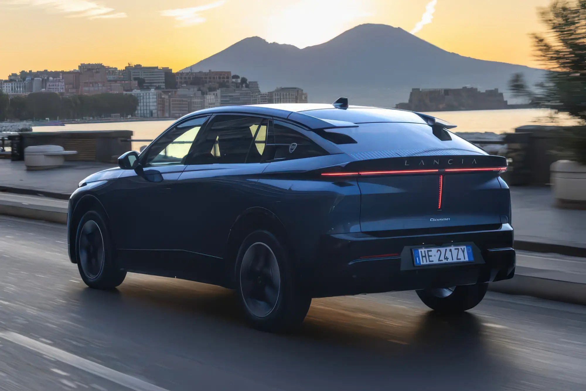 Возрожденный купе-кроссовер LANCIA GAMMA: платформа STLA Medium, двухмоторная топ-версия HF Integrale и цены в Италии