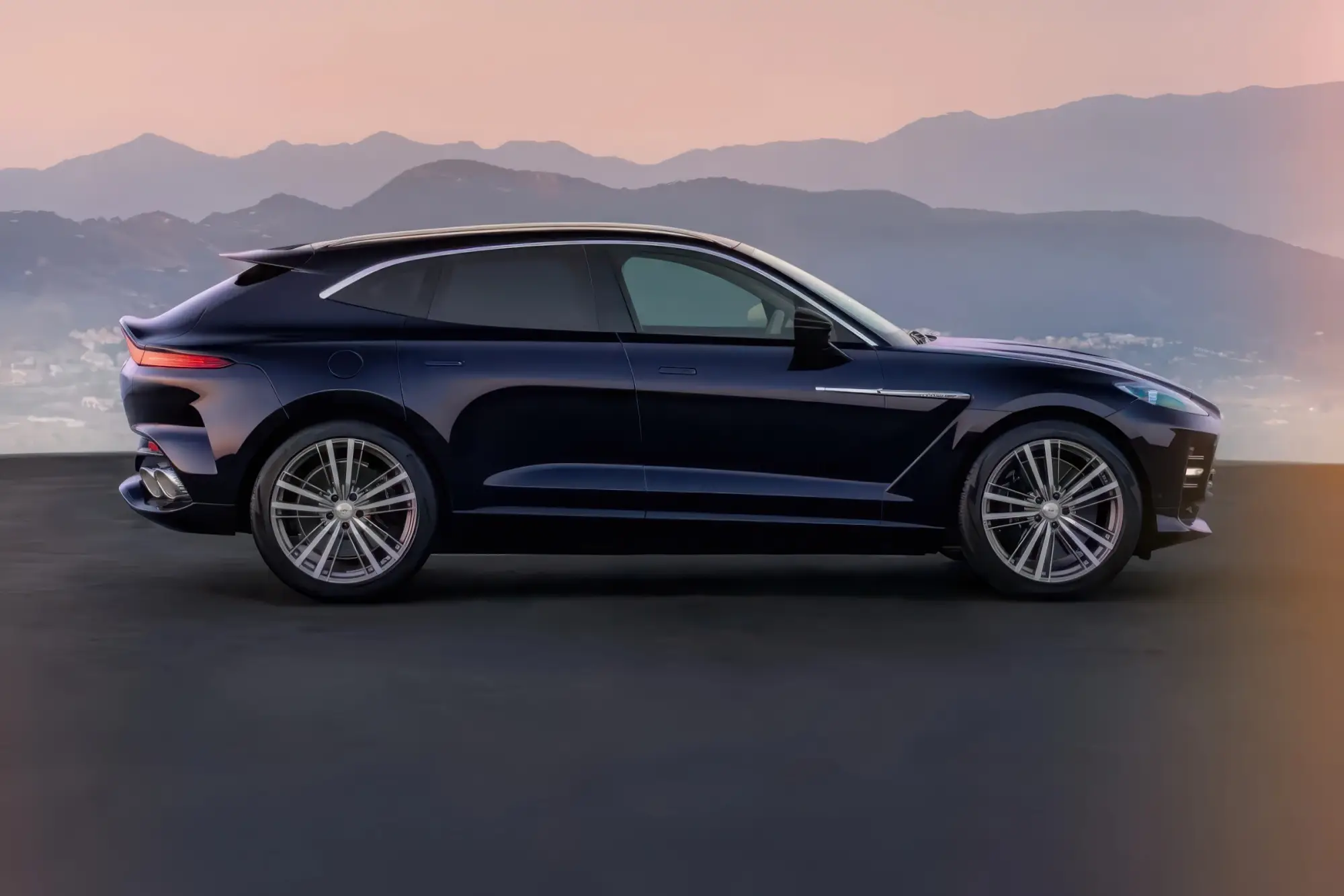 Кроссовер ASTON MARTIN DBX GT: битурбомотор V8 4.0 мощностью 727 сил, комфортная калибровка подвески eARC и акцент на роскошь