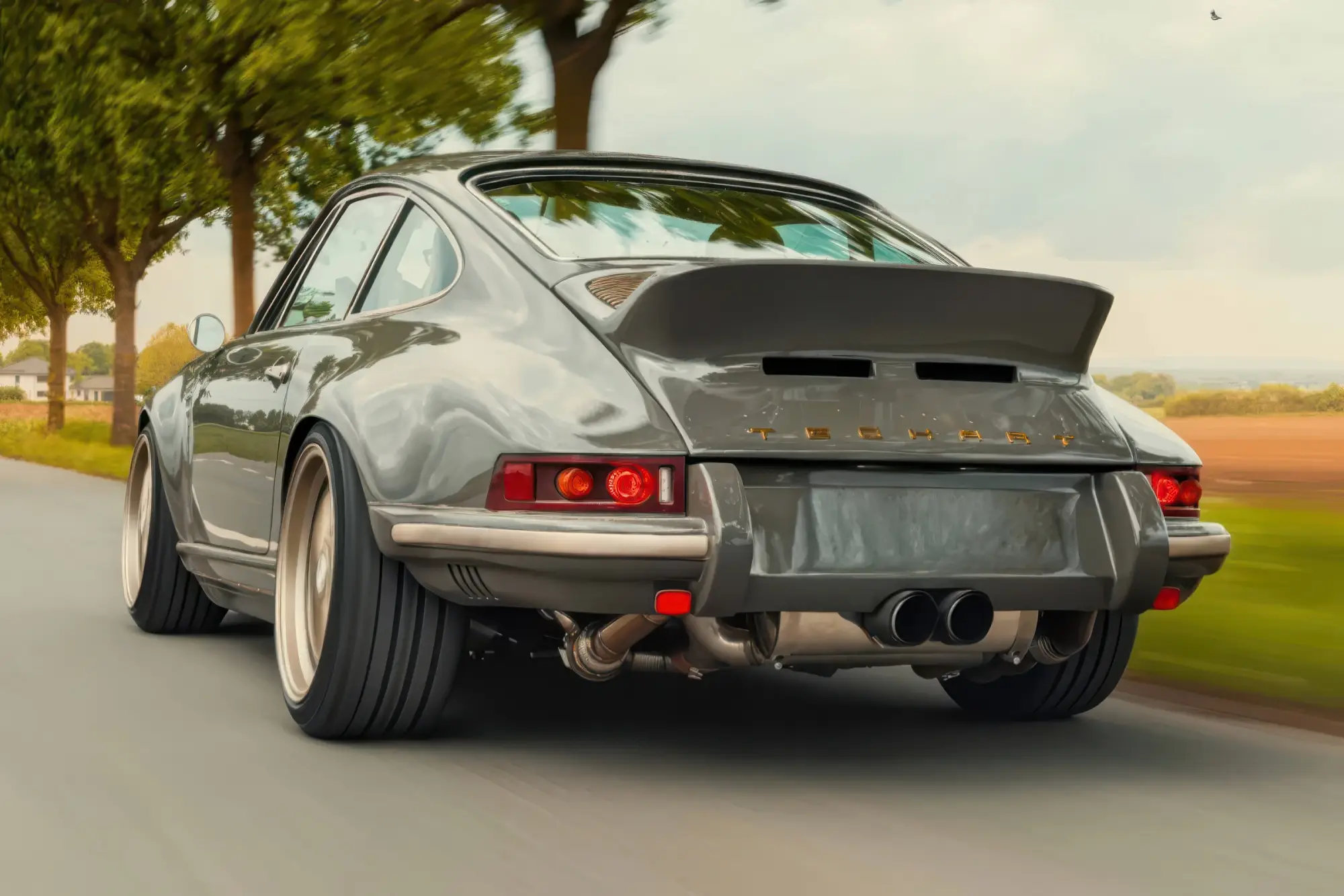 Купе TECHART GTCLASSIC на базе PORSCHE 911 серии 964: атмосферный оппозитник 3.8 мощностью 380 сил, классический стайлинг и тираж 11 штук