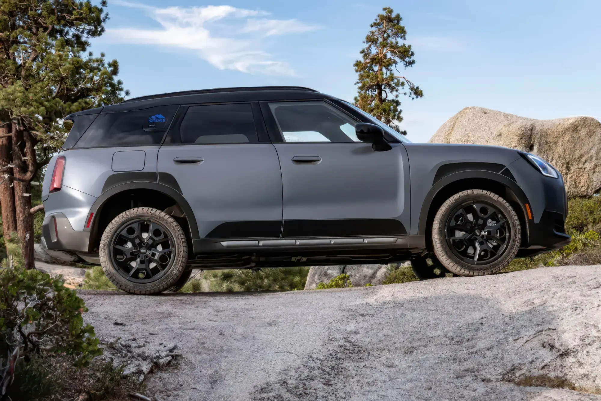 Кроссовер MINI COUNTRYMAN UNTAMED EDITION: лифт подвески до 19 мм, шины Pirelli Scorpion All-Terrain Plus и палатка Autohome
