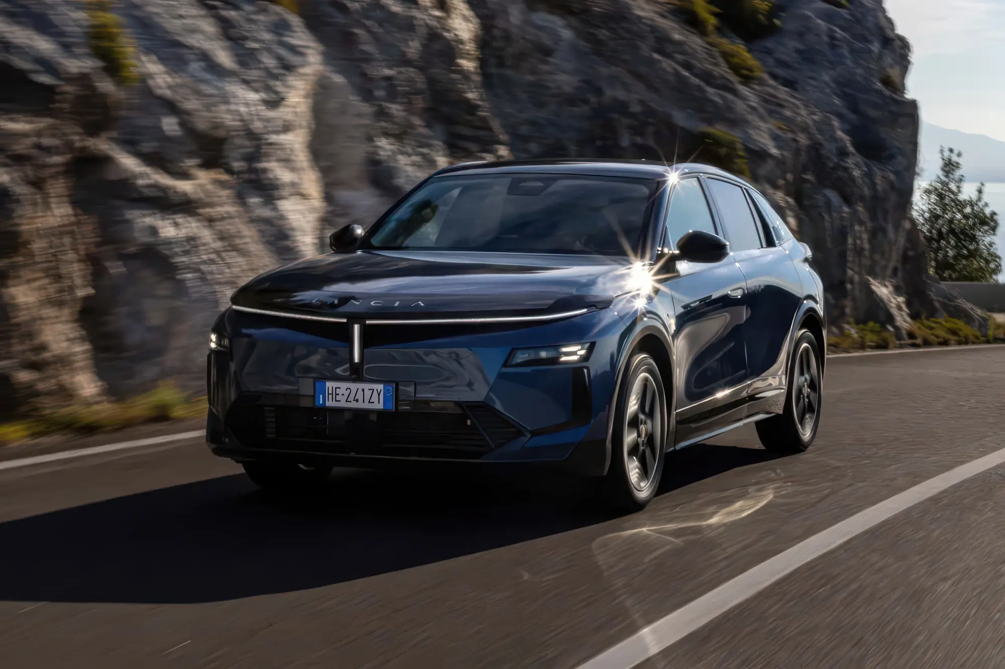 Возрожденный купе-кроссовер LANCIA GAMMA: платформа STLA Medium, двухмоторная топ-версия HF Integrale и цены в Италии